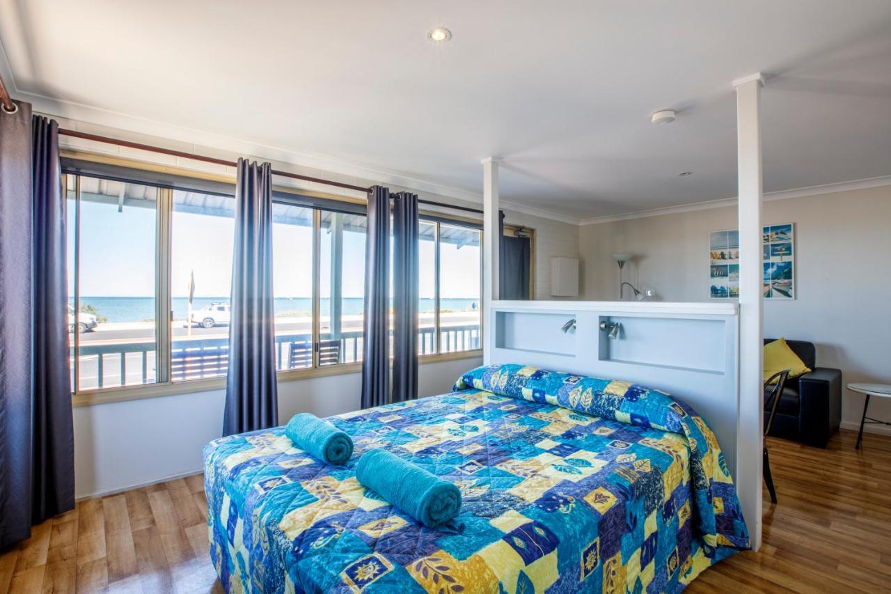 Shark Bay Seafront Apartments Denham Extérieur photo
